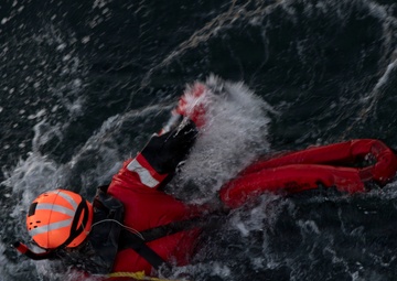 Command Naval Surface Forces Reserve Conduct SAR Evolution Aboard USS Paul Hamilton (DDG 60)