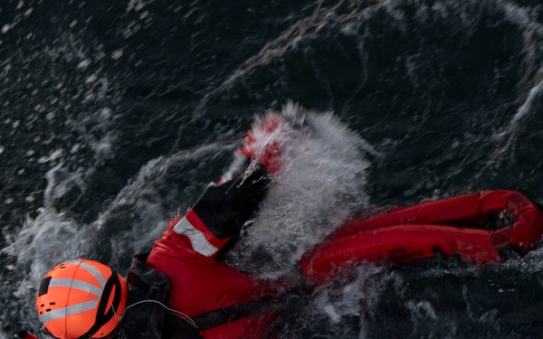 Command Naval Surface Forces Reserve Conduct SAR Evolution Aboard USS Paul Hamilton (DDG 60)