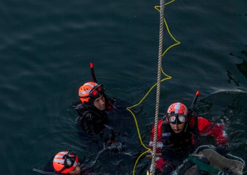 Command Naval Surface Forces Reserve Conduct SAR Evolution Aboard USS Paul Hamilton (DDG 60)