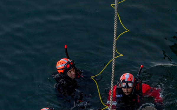 Command Naval Surface Forces Reserve Conduct SAR Evolution Aboard USS Paul Hamilton (DDG 60)