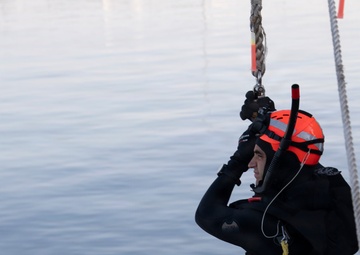 Command Naval Surface Forces Reserve Conduct SAR Evolution Aboard USS Paul Hamilton (DDG 60)