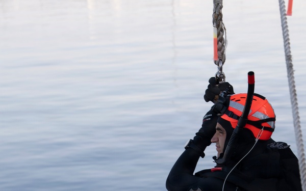 Command Naval Surface Forces Reserve Conduct SAR Evolution Aboard USS Paul Hamilton (DDG 60)