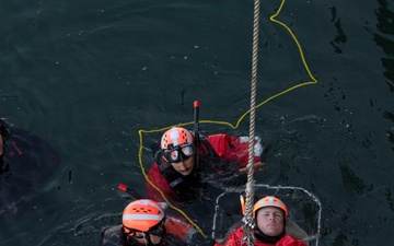 Command Naval Surface Forces Reserve Conduct SAR Evolution Aboard USS Paul Hamilton (DDG 60)