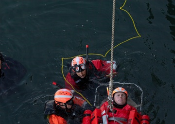 Command Naval Surface Forces Reserve Conduct SAR Evolution Aboard USS Paul Hamilton (DDG 60)