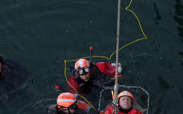 Command Naval Surface Forces Reserve Conduct SAR Evolution Aboard USS Paul Hamilton (DDG 60)