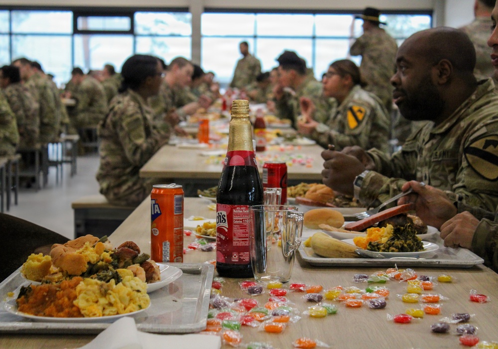 Soldiers Enjoy Thanksgiving Meal in New Lithuanian Dining Facility