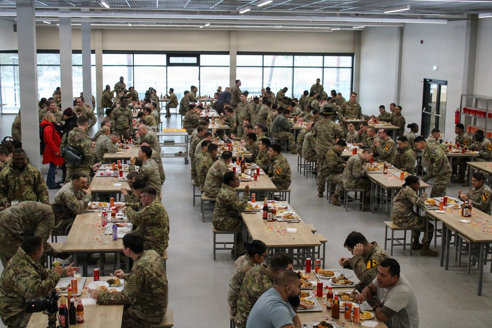 Soldiers Enjoy Thanksgiving Meal in New Lithuanian Dining Facility