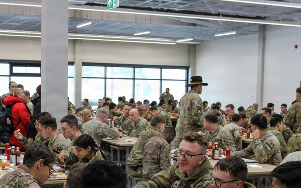 Soldiers Enjoy Thanksgiving Meal in New Lithuanian Dining Facility