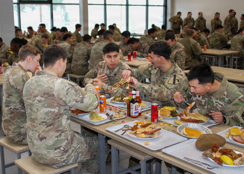 Soldiers Enjoy Thanksgiving Meal in New Lithuanian Dining Facility
