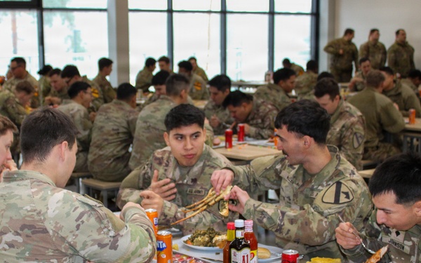 Soldiers Enjoy Thanksgiving Meal in New Lithuanian Dining Facility