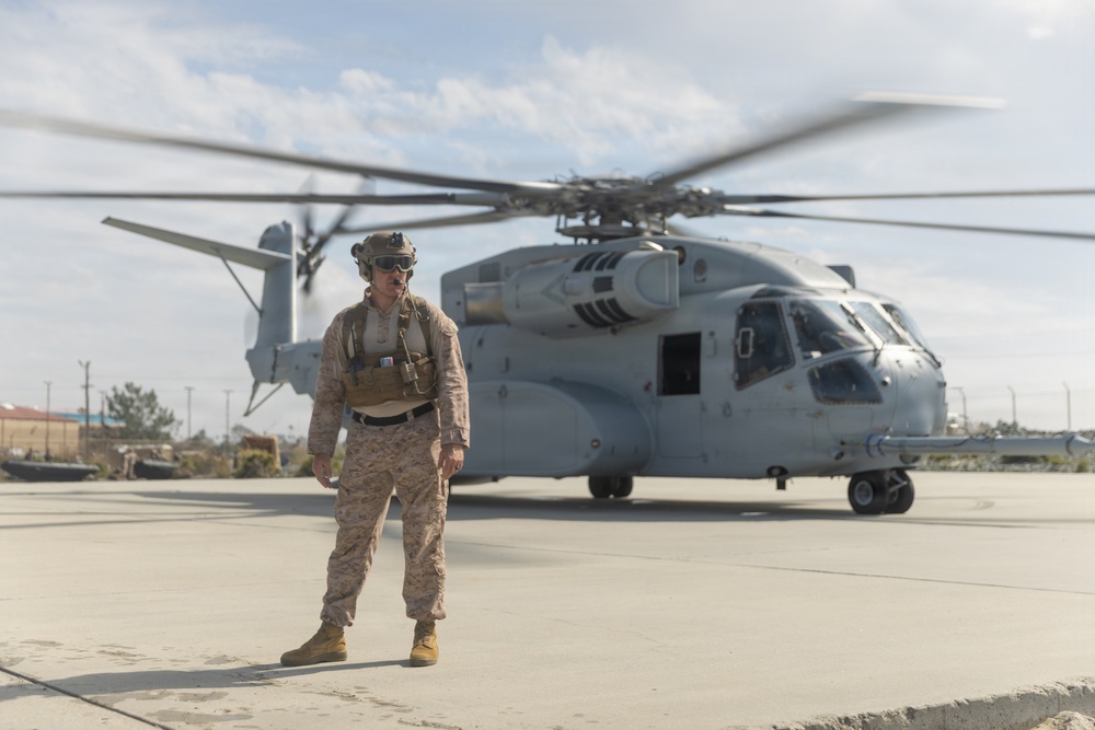 1st Recon Bn, VMX-1 conduct helocast using CH-53K