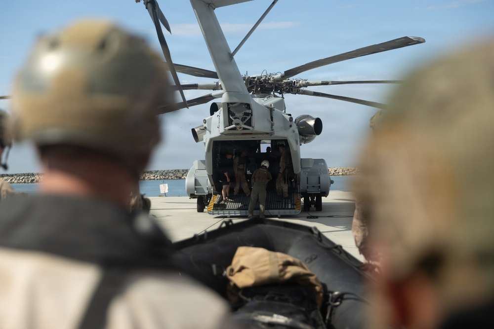 1st Recon Bn, VMX-1 conduct helocast using CH-53K