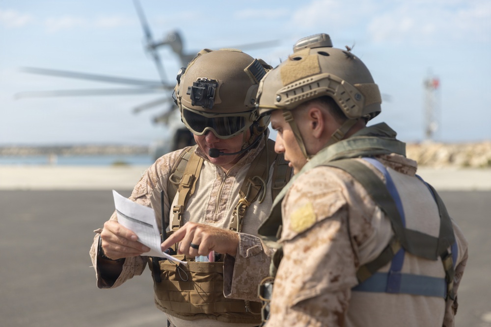 1st Recon Bn, VMX-1 conduct helocast using CH-53K