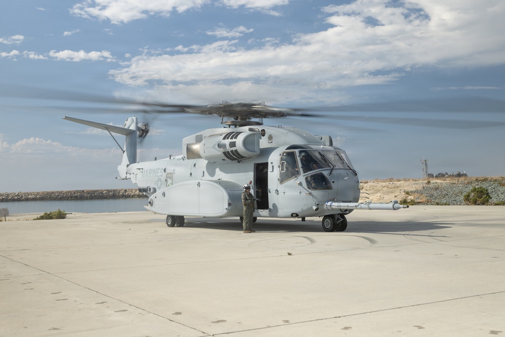 1st Recon Bn, VMX-1 conduct helocast using CH-53K