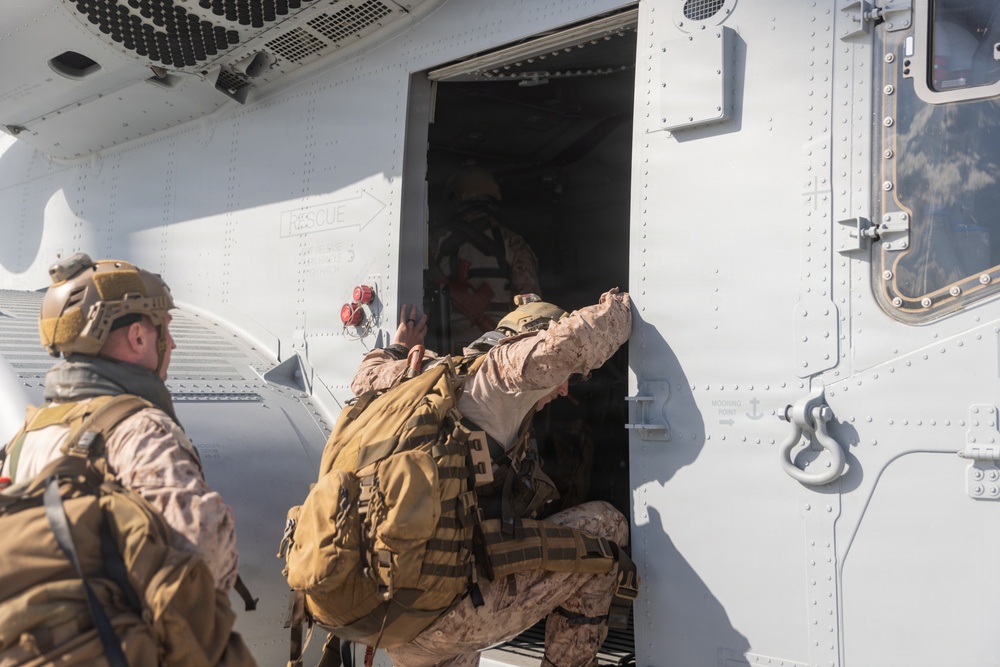 1st Recon Bn, VMX-1 conduct helocast using CH-53K