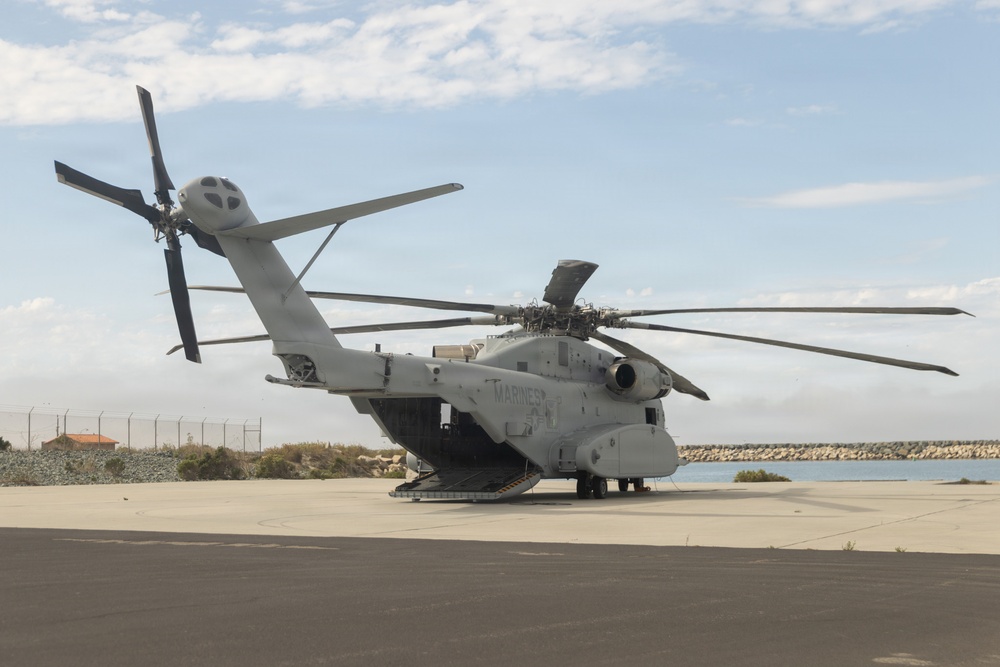 1st Recon Bn, VMX-1 conduct helocast using CH-53K