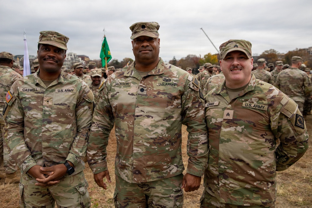 Joint Task Force commander takes a picture with Soldiers in front of the White House