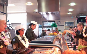 21st TSC Command Team Assist in Serving Thanksgiving Meals