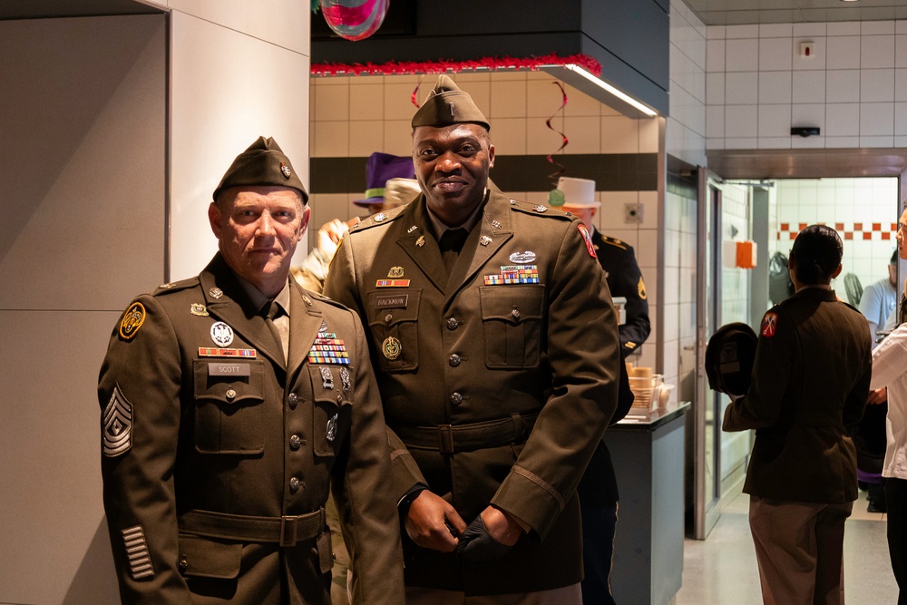 16th Sustainment Brigade Leaders Carry On Thanksgiving Tradition With Soldiers