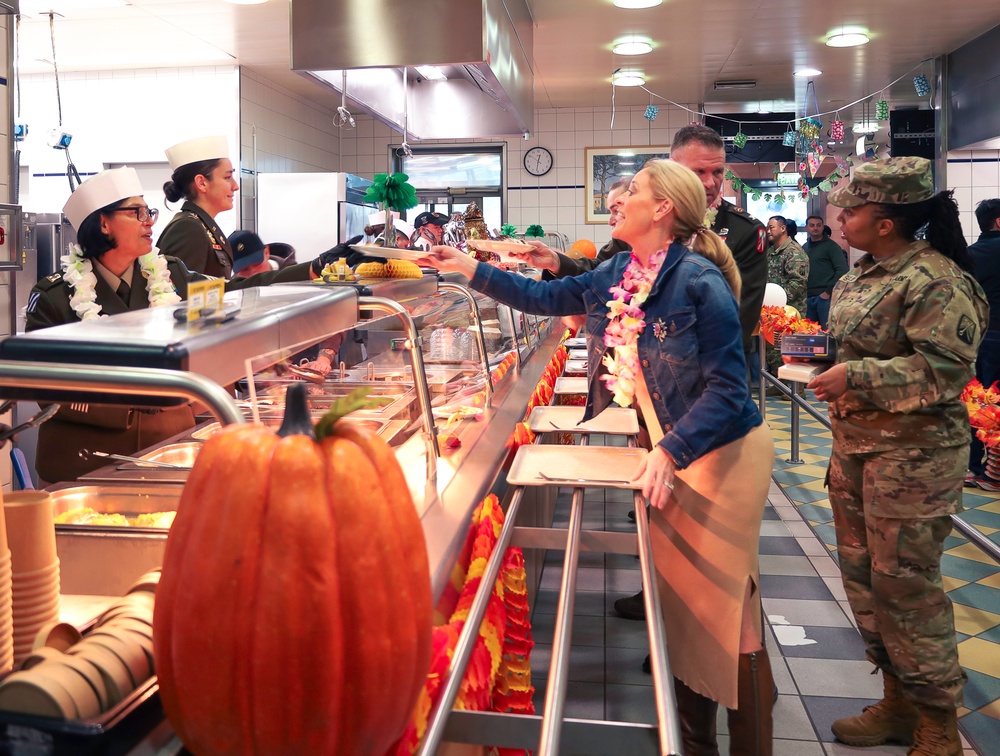 16th Sustainment Brigade Leaders Carry On Thanksgiving Tradition With Soldiers