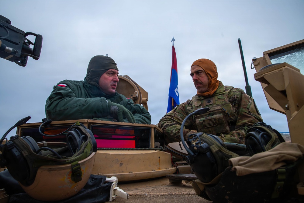 Polish commander fires M1A2 Abrams tank for first time