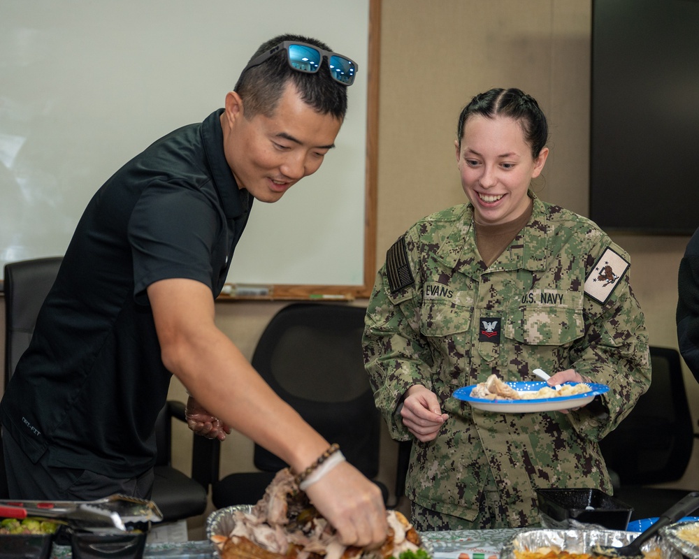 NSA Bahrain Serves Personnel and Families Thanksgiving Meals