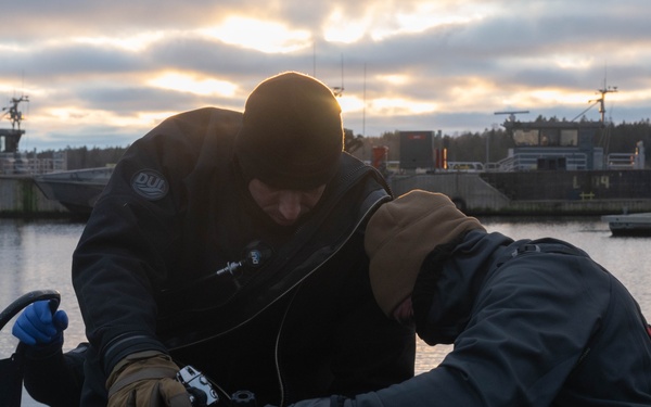 FREEZING WINDS 25 - Explosive Ordnance Disposal Underwater Demolition and mine towing Operations