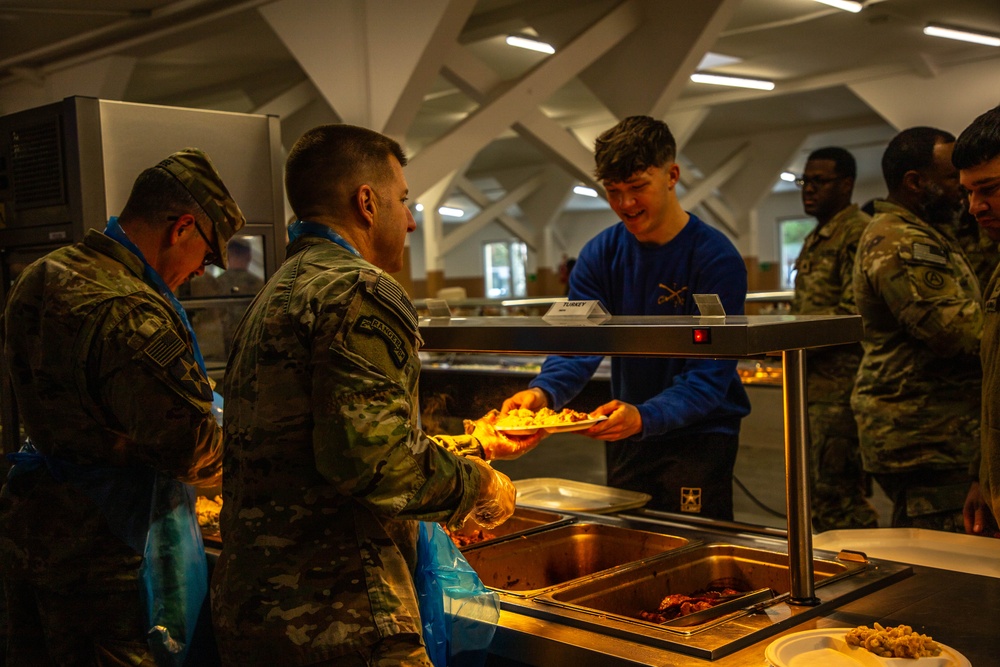 Marne Division commander serves Thanksgiving meal to troops