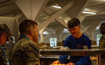 Marne Division commander serves Thanksgiving meal to troops
