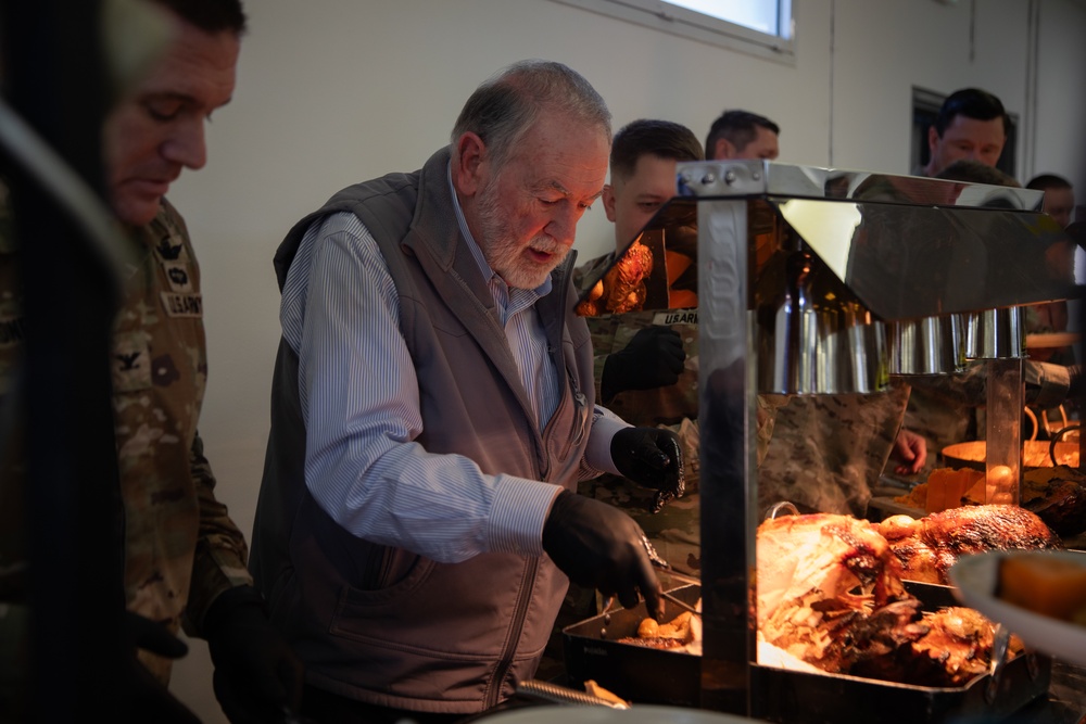 Mike Huckabee visits USARCENT for Thanksgiving