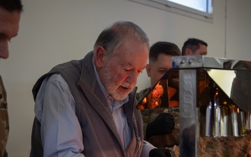 Mike Huckabee visits USARCENT for Thanksgiving