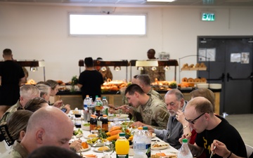 Mike Huckabee visits USARCENT for Thanksgiving