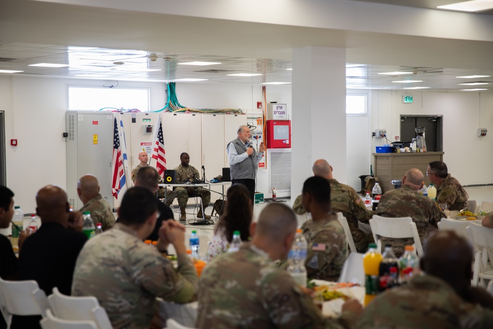 Mike Huckabee visits USARCENT for Thanksgiving