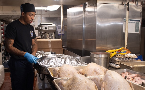 Nimitz Sailors Prepare Thanksgiving Dinner