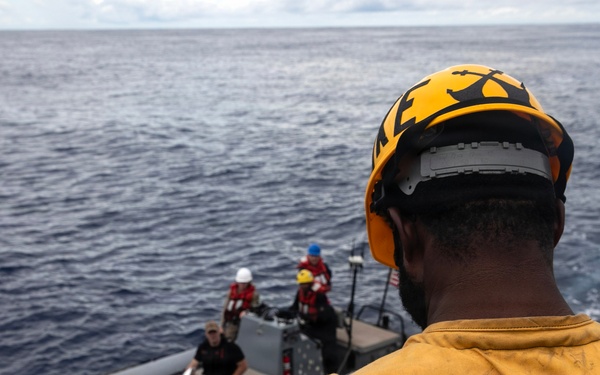 Wayne E. Meyer, Gridley Conduct Small Boat Operations