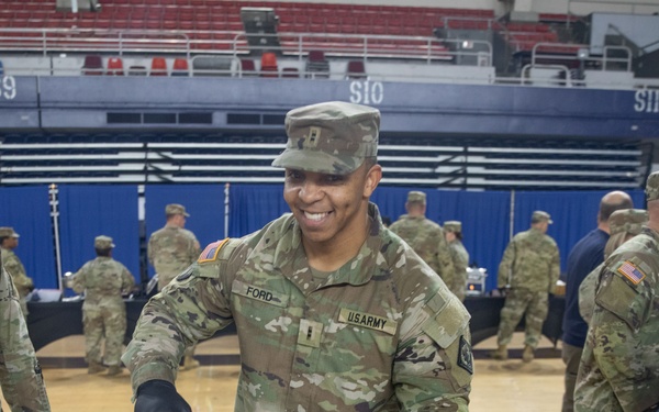 Giving Thanks: D.C. National Guard Leaders and Families Serve Holiday Meal