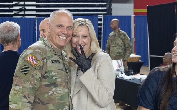 Giving Thanks: D.C. National Guard Leaders and Families Serve Holiday Meal