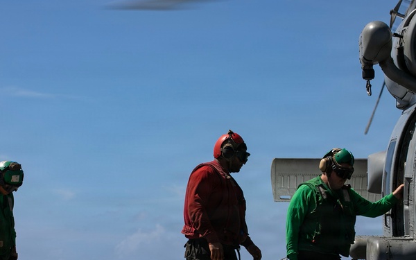 Wayne E. Meyer Conducts Flight Operations