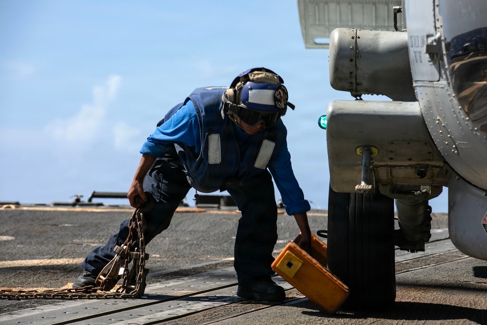 Wayne E. Meyer Conducts Flight Operations