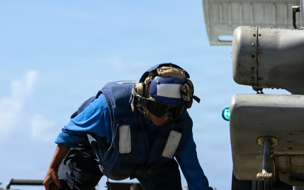 Wayne E. Meyer Conducts Flight Operations