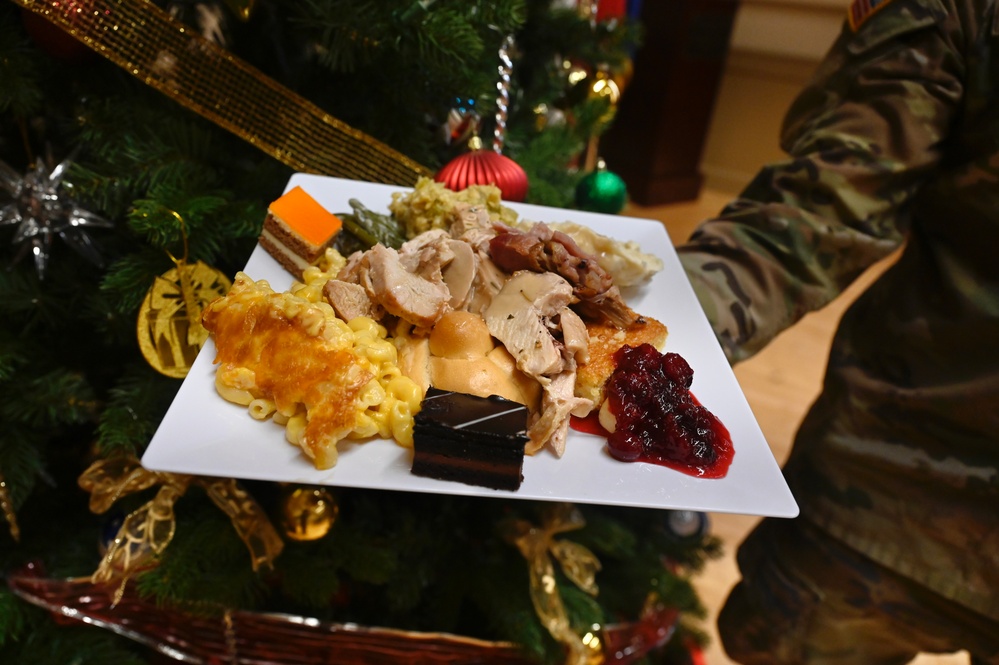 JTF-DC Leaders Serve Thanksgiving Meal to Soldiers and Airmen