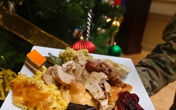 JTF-DC Leaders Serve Thanksgiving Meal to Soldiers and Airmen