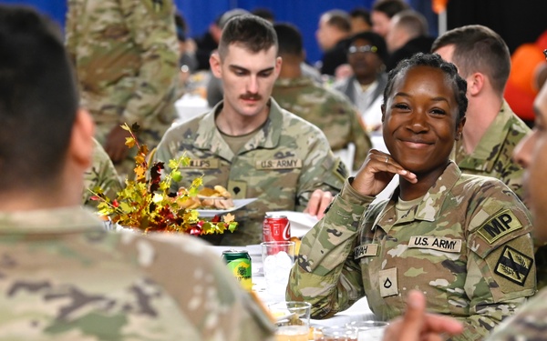 JTF-DC Leaders Serve Thanksgiving Meal to Soldiers and Airmen
