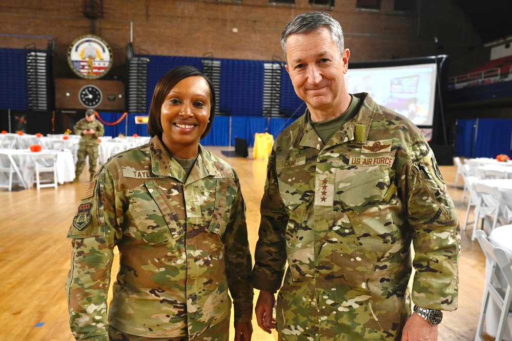 JTF-DC Leaders Serve Thanksgiving Meal to Soldiers and Airmen 