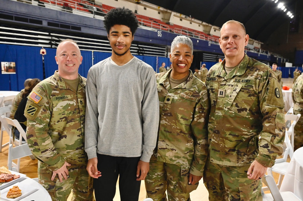 JTF-DC Leaders Serve Thanksgiving Meal to Soldiers and Airmen