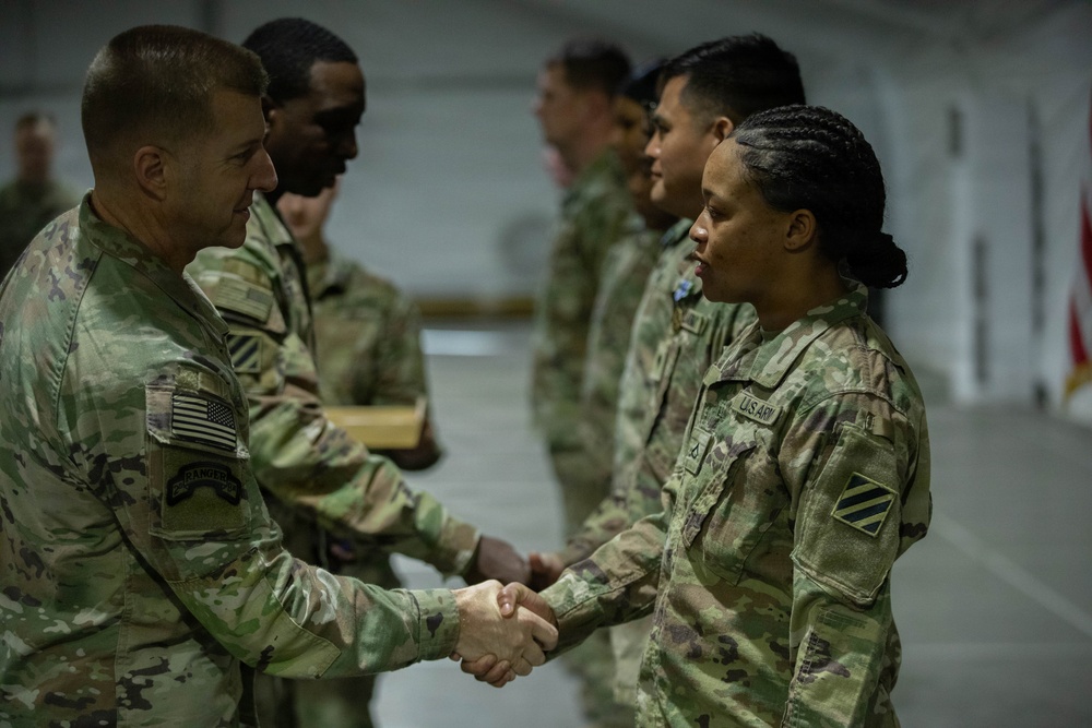 3rd ID commanding general presents awards for 2025 Thanksgiving day service
