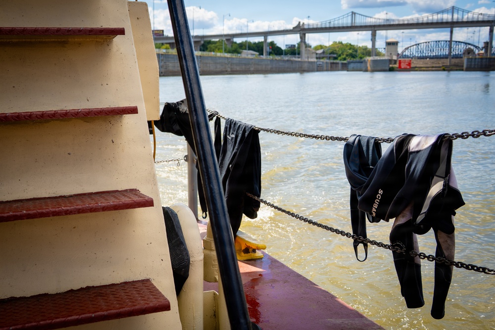 Louisville District Dive Team makes a splash at McAlpine Locks and Dam