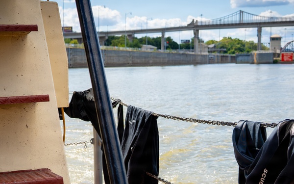 Louisville District Dive Team makes a splash at McAlpine Locks and Dam