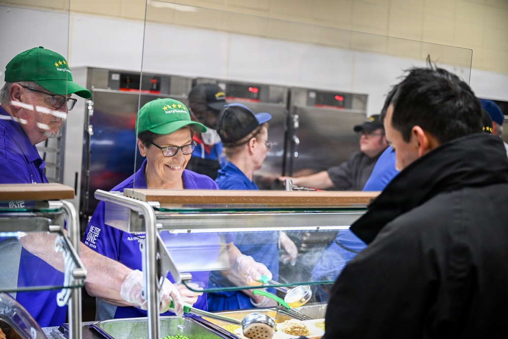 American Legion National President Serves Sailors for Thanksgiving
