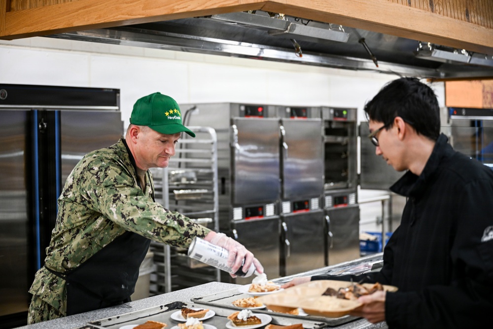 American Legion National President Serves Sailors for Thanksgiving